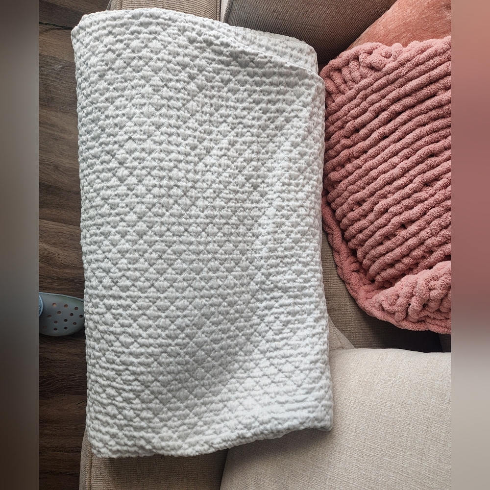 Matouk Diamond Patterned Gray Quilt